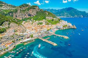 Pamje ajrore e Amalfit me portin dhe varkat në det