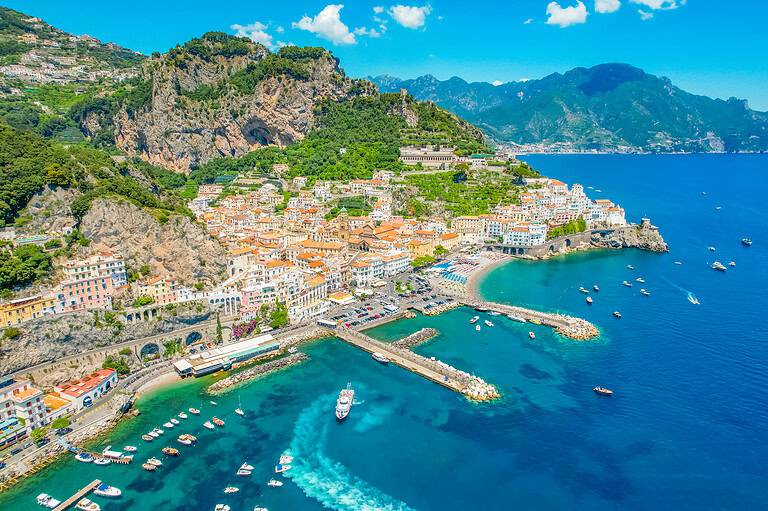 Pamje ajrore e Amalfit me portin dhe varkat në det