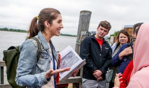 Udhërrëfyese turistike duke shpjeguar një grup vizitorësh gjatë një turi.