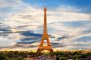 Kulla Eiffel në Paris gjatë perëndimit të diellit – destinacion turistik në Francë