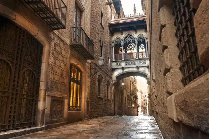 This image has an empty alt attribute; its file name is barrio-gotico-barcelona.jpg