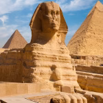 Sfinksi dhe Piramidat e Gizës në Kajro, Egjipt, një nga monumentet më ikonike të qytetërimit të lashtë egjiptian.