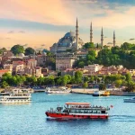 Pamje panoramike e Stambollit me Xhaminë Blu dhe Bosforin, destinacion turistik në Turqi