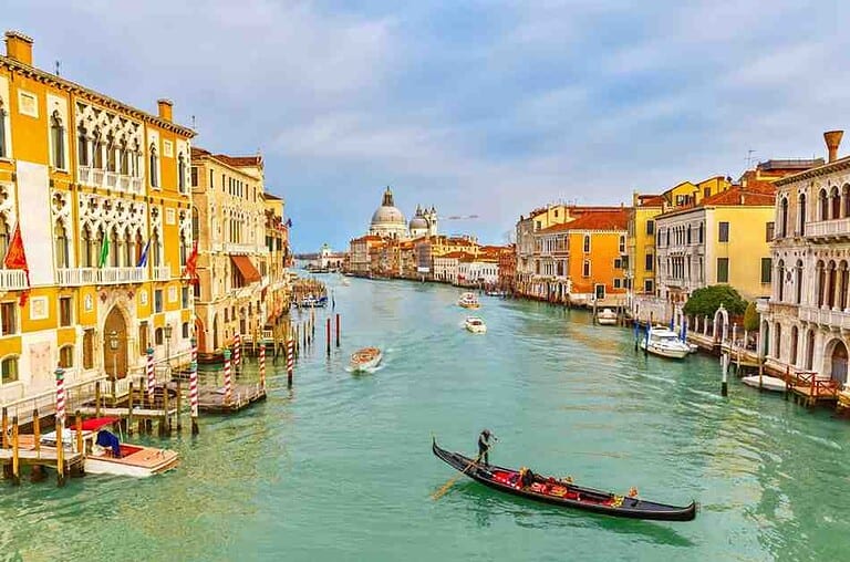 Pamje panoramike e Venecias, Itali, me kanalet ikonike, ndërtesat historike dhe gondolat tradicionale, destinacion ideal për pushime në Europë me Bora Travel.
