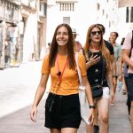 Turistë duke eksploruar qytetin gjatë një udhëtimi të organizuar me guidë