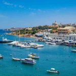 Pamje panoramike e portit dhe bregdetit të Maltës, destinacion ideal për pushime verore në vitin 2026.