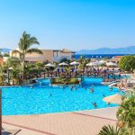 Resort familjar All Inclusive në Greqi me pishinë, pranë plazhit dhe aktivitete ujore.