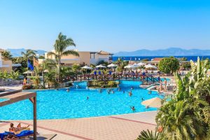Resort familjar All Inclusive në Greqi me pishinë, pranë plazhit dhe aktivitete ujore.