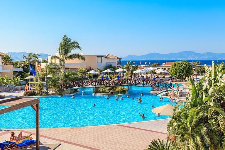 Resort familjar All Inclusive në Greqi me pishinë, pranë plazhit dhe aktivitete ujore.