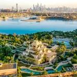 Pamje panoramike e Dubait me bregdet, hotele dhe ndërtesa moderne.