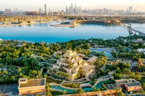 Pamje panoramike e Dubait me bregdet, hotele dhe ndërtesa moderne.