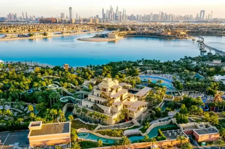 Pamje panoramike e Dubait me bregdet, hotele dhe ndërtesa moderne.