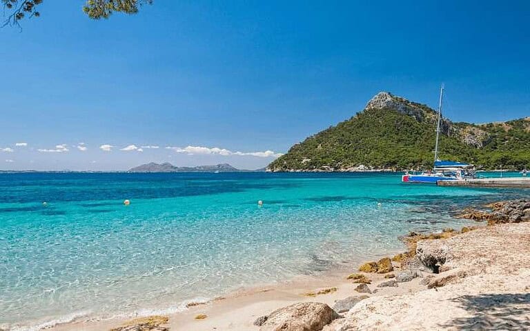 Pushime në Palma de Mallorca – Playa de Formentor me det të kristaltë dhe plazh mesdhetar