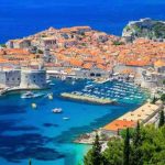 Pamje ajrore e Dubrovnikut në Kroaci, me qytetin historik, bregdetin Adriatik dhe portin – destinacion për pushime në Kroaci.