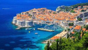 Pamje ajrore e Dubrovnikut në Kroaci, me qytetin historik, bregdetin Adriatik dhe portin – destinacion për pushime në Kroaci.