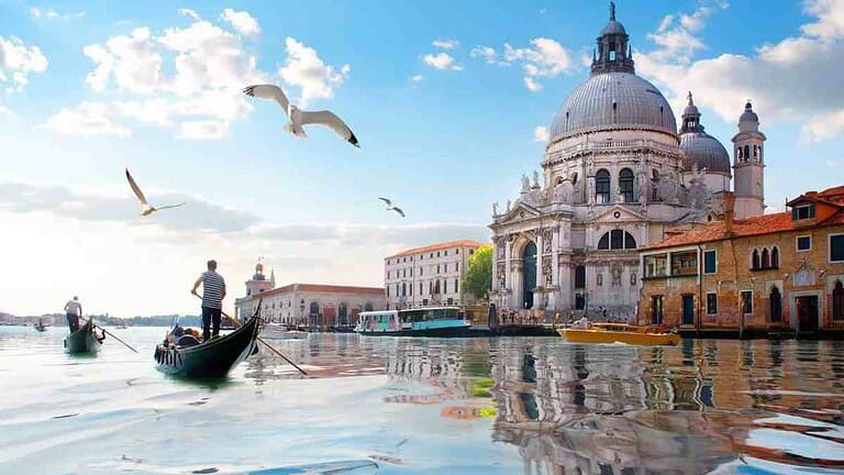 Pamje e Venecias me Bazilikën e San Marco dhe pulëbardha mbi lagunë, Itali.