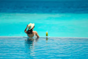 Pushime në Maldive me ujëra kristal të kaltër dhe plazh tropikal