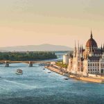 Parlamenti i Budapestit buzë lumit Danub gjatë një udhëtimi në Hungari