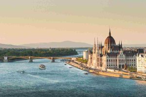 Parlamenti i Budapestit buzë lumit Danub gjatë një udhëtimi në Hungari