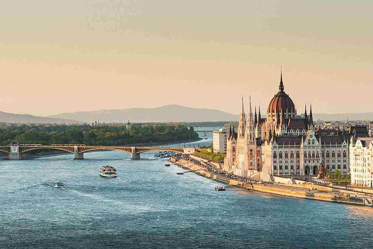 Parlamenti i Budapestit buzë lumit Danub gjatë një udhëtimi në Hungari