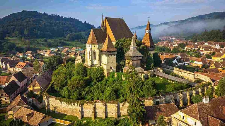 Kështjella Corvin në Hunedoara, Rumani – kala mesjetare me kulla madhështore dhe arkitekturë historike