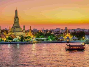Pamje panoramike e Bangkokut në perëndim të diellit me tempullin Wat Arun pranë lumit Chao Phraya